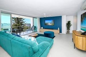 TV a/nebo společenská místnost v ubytování Stylish Tasteful Maroochy Escape