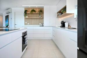 Kuchyň nebo kuchyňský kout v ubytování Stylish Tasteful Maroochy Escape