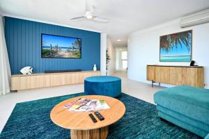 TV a/nebo společenská místnost v ubytování Stylish Tasteful Maroochy Escape
