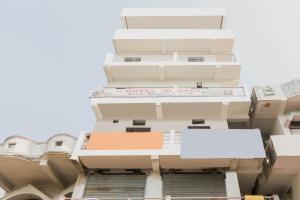 BihtaにあるOYO Hotel Sri Hariの白い看板が立つ高い白い建物