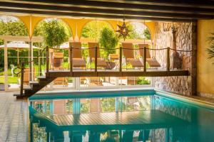 Bazén v ubytování Park Hotel Sonnenhof - Relais & Châteaux nebo v jeho okolí