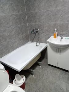 La salle de bains est pourvue d'une baignoire et d'un lavabo. dans l'établissement Orda, à Kyzylorda