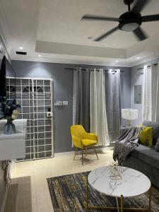 波特莫爾的住宿－Alexia's Stay，带沙发和黄色椅子的客厅