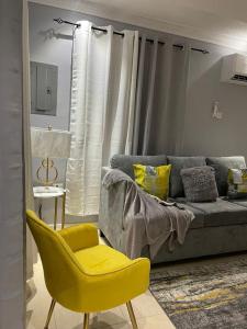 波特莫爾的住宿－Alexia's Stay，带沙发和黄色椅子的客厅