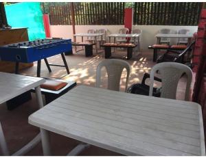- un groupe de tables et de chaises avec une table de ping-pong dans l'établissement Mermaid Resort, Arambol, Goa, à Arambol