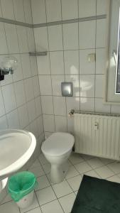 ein Bad mit einem WC und einem Waschbecken in der Unterkunft Appartment B 40 in Pirmasens