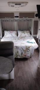 冈尼达RV Caravan in Rural Setting on Edge of Town close to AgQuip的一间卧室配有一张大床和金属床头板