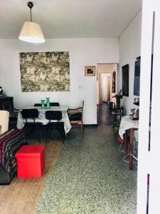 匹里亞波里斯的住宿－Casa-Apt de 2 Dormitorios Perfecta Ubicacion，客厅配有桌子和一些椅子