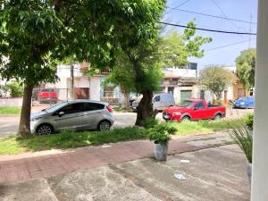 two cars parked on the side of a street at Casa-Apt de 2 Dormitorios Perfecta Ubicacion in Piriápolis