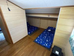 Krevet ili kreveti u jedinici u okviru objekta 草津温泉、スキー場、湯畑、熱帯圏車で5分以内！最大27人宿泊可能