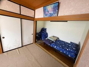 Krevet ili kreveti u jedinici u okviru objekta 草津温泉、スキー場、湯畑、熱帯圏車で5分以内！最大27人宿泊可能