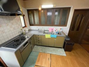 Kuhinja ili čajna kuhinja u objektu 草津温泉、スキー場、湯畑、熱帯圏車で5分以内！最大27人宿泊可能