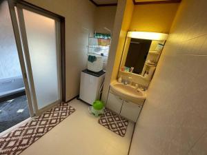 Kupatilo u objektu 草津温泉、スキー場、湯畑、熱帯圏車で5分以内！最大27人宿泊可能