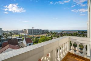 balkon z widokiem na ocean w obiekcie RAON Hoian Beach w Hoi An