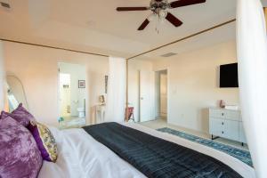 una camera con letto e ventilatore a soffitto di Near CLT Airport - 4BD - Backyard - Balcony a Charlotte