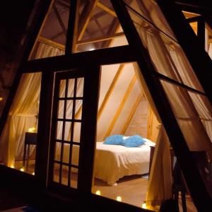 um quarto com uma cama dentro de um edifício em Glamping La Montaña 