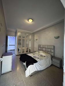 um quarto com uma cama grande num quarto em Maarif em Casablanca