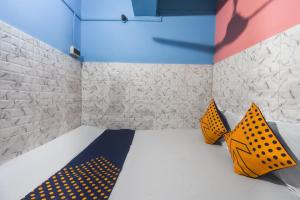 een kamer met een bed met twee kussens erop bij OYO Hotel Sonar Bangla Lodge in Calcutta