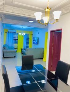 Guesthouse & énergie في دوالا: غرفة معيشة مع طاولة وأريكة