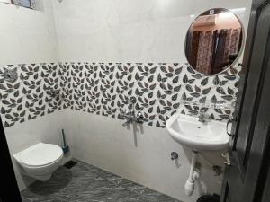 uma casa de banho com um WC e um lavatório em Seacastle luxury apartments em Consua