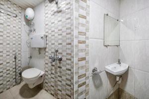 FabHotel Park Residency في مومباي: حمام مع مرحاض ومغسلة
