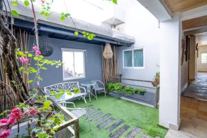 un patio con tavolo e sedie in una casa di Oki Taru Residence a Kuta