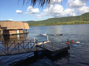 Phumĭ Kaôh Ândêt的住宿－Tatai Natural Resort，在湖中游泳的一群人
