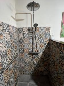 La salle de bains est pourvue d'une douche et de carrelage sur le mur. dans l'établissement Casa Vulcania, à La Rosa