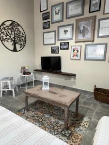 - un salon avec une table et un mur orné de photos dans l'établissement Casa Vulcania, à La Rosa