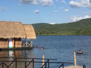 Phumĭ Kaôh Ândêt的住宿－Tatai Natural Resort，在大湖里游泳的一群人