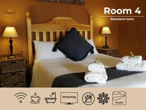 um quarto com uma cama com toalhas em Anra Rusgenot em Richmond