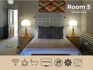 - une chambre avec un lit, 2 tables de nuit et 2 lampes dans l'établissement Anra Rusgenot, à Richmond