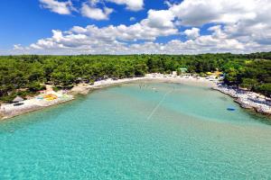 - une vue aérienne sur une plage avec des personnes dans l'eau dans l'établissement Apartmani Mario, à Pakoštane