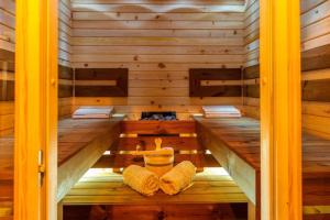 sauna con panca in una stanza di legno di Luxury Pool Villa Feliz a Kotor (Cattaro)