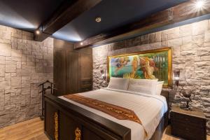 Un dormitorio con una cama grande con un cuadro en la pared. en The Castle Pratumnak Hill Pattaya 6 Bedroom, en Pattaya South
