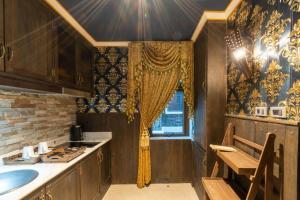 una cocina con fregadero y ventana en The Castle Pratumnak Hill Pattaya 6 Bedroom, en Pattaya South 47 fotos más