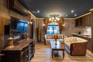 Una sala de estar con un sofá y un televisor. en The Castle Pratumnak Hill Pattaya 6 Bedroom, en Pattaya South