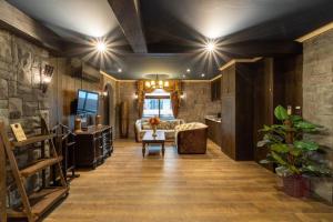 Una sala de estar con un sofá y un televisor. en The Castle Pratumnak Hill Pattaya 6 Bedroom, en Pattaya South