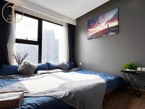 una camera con un grande letto e una grande finestra di Armin Homes 2 Bedroom apartment at Ecopark a Kim Quan