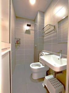 een kleine badkamer met een toilet en een wastafel bij Walk to Legoland * D'Pristine * 2BR Pool View #7 in Nusajaya