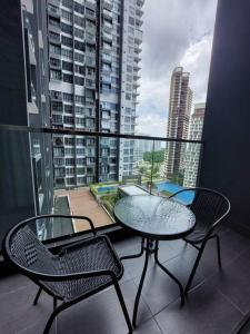 balcón con mesa, 2 sillas y ventana en Walk to Legoland * D'Pristine * 2BR Pool View #7 en Nusajaya