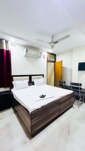 a bedroom with a large bed and a ceiling at Hotel VIOLET GOVINDPURI in New Delhi