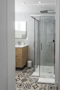 y baño con ducha acristalada y lavamanos. en L'Azuré-centre-ville/gare, neuf, en Châteauroux