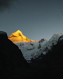 een uitzicht op een berg met sneeuw erop bij Hotel Badrinath Anant Badrinath in Badrīnāth