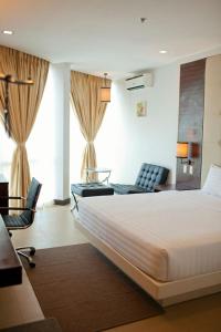 Giường trong phòng chung tại D'Hotel & Suites