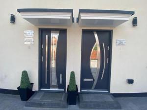 un par de puertas en un edificio con dos plantas en THE ROYAL BOUTIQUE OXFORD LODGE by LONDON SLEEP 8 en Hayes