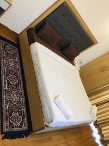 łóżko w pudełku z białą pościelą w obiekcie ABP Studio's w mieście Ghaziabad