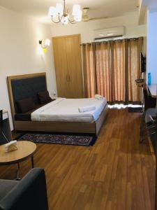 sypialnia z łóżkiem i salon w obiekcie ABP Studio's w mieście Ghaziabad