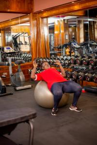 Fitness centrum a/nebo fitness zařízení v ubytování The Tick Hotel