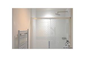 La salle de bains est pourvue d'une porte de douche en verre. dans l'établissement City Centre Apartment Close to Ascot & Legoland Sleep Upto 4 Guests - Parking on Request!, à Bracknell 33 autres photos